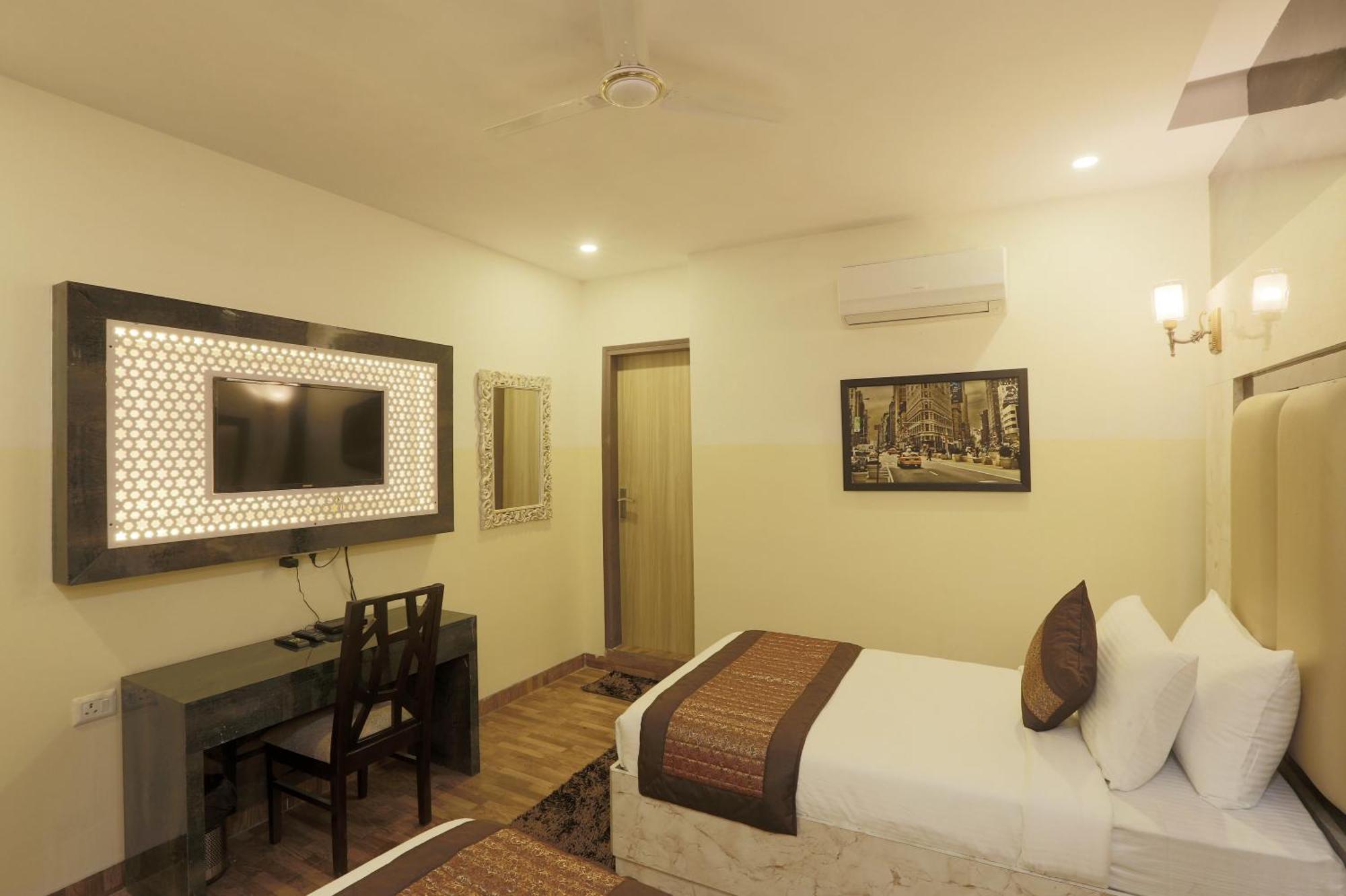 Plazzo Prime Plaza At Delhi Airport Bed & Breakfast